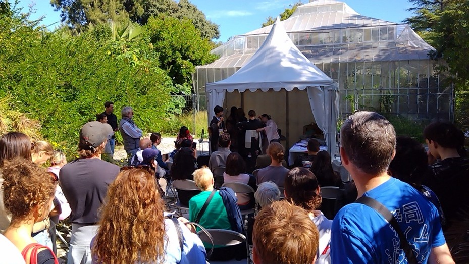 着物に興味を持つ来場者