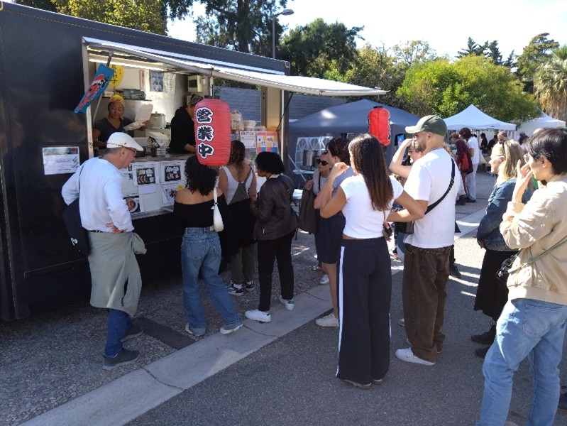 日本食のお店に並ぶ来場者