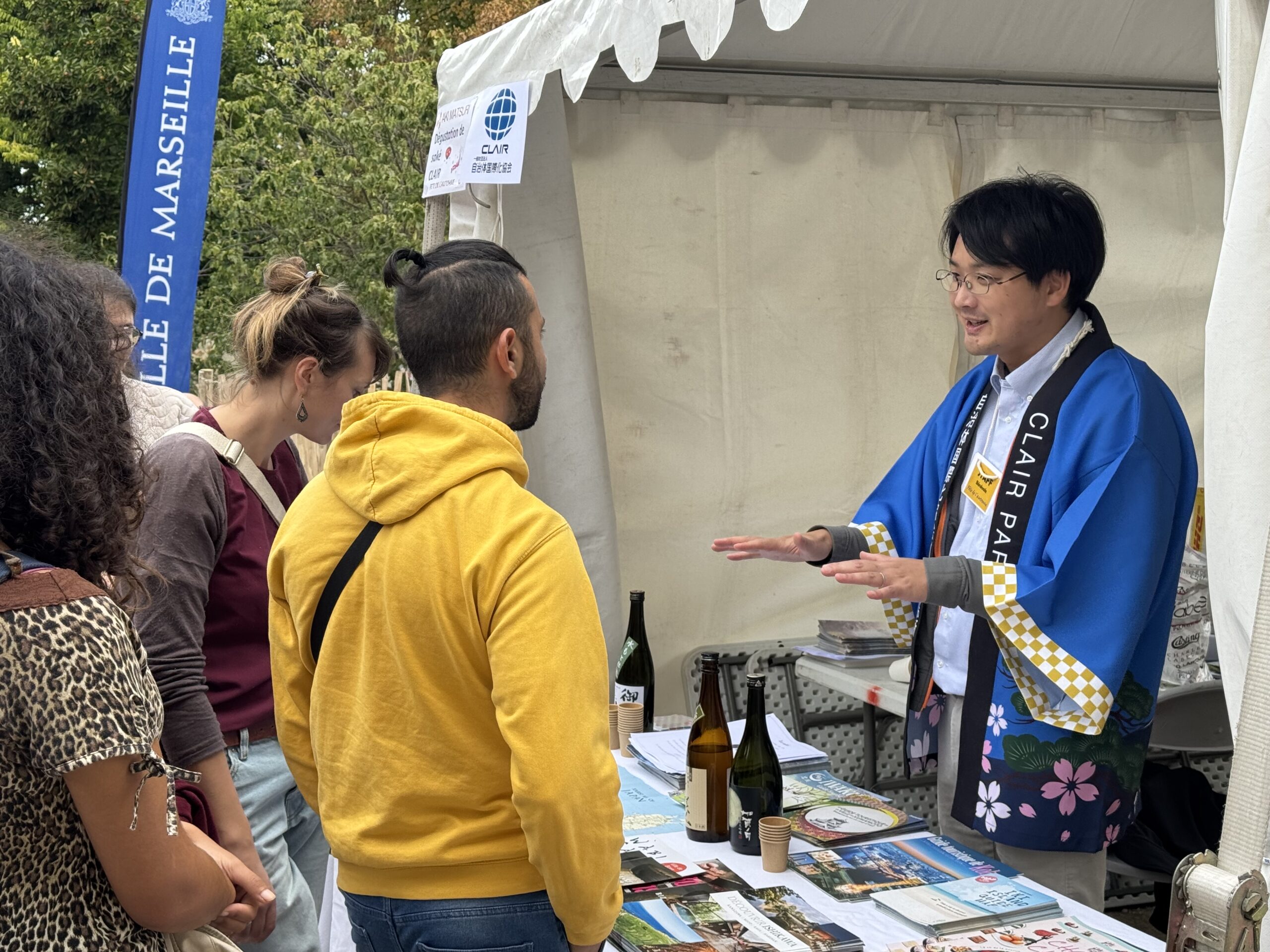 自治体をPRするクレアパリ職員