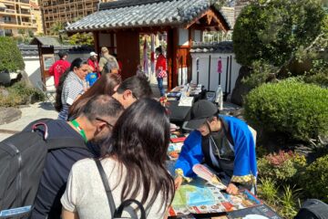 Un membre de CLAIR Paris utilisant des brochures pour promouvoir les collectivités locales