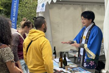 自治体をPRするクレアパリ職員